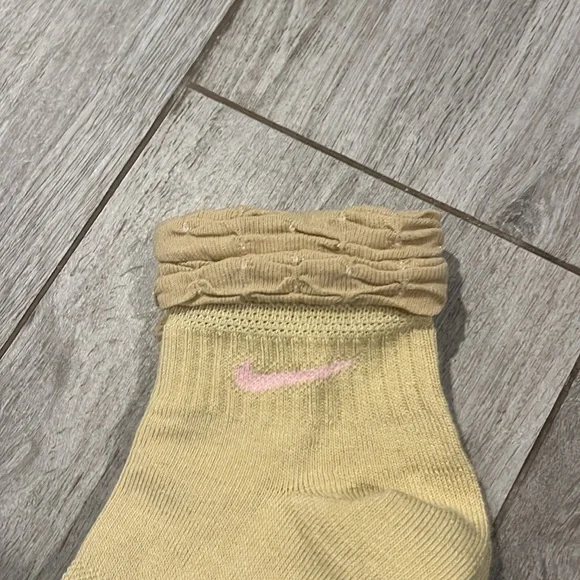 New!! Nike women's ruffle socks - Picture 2 of 4